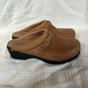 L.L.Bean Womens brown clogs